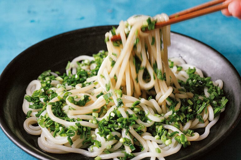 ごま油をジュッとさせていただきます。うどんだけでなく、そうめんや中華麺でもおいしく作れます。