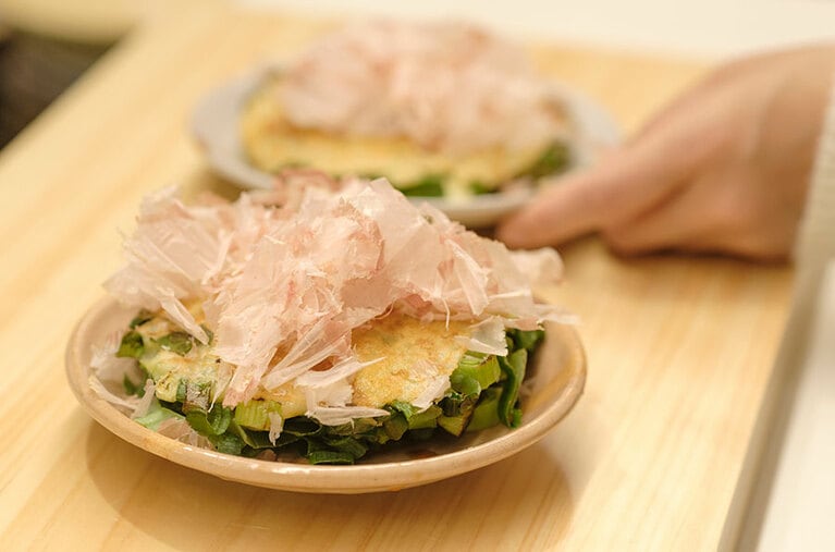 薄さ0.01mmに削られた鰹節が、ねぎ焼きの上でふわふわと踊ります。