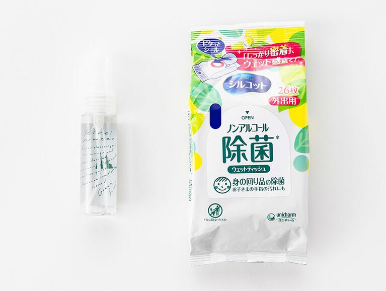 左から、消臭除菌スプレー「キレイウォーター グリーンフォレスト」、ウェットティッシュ。