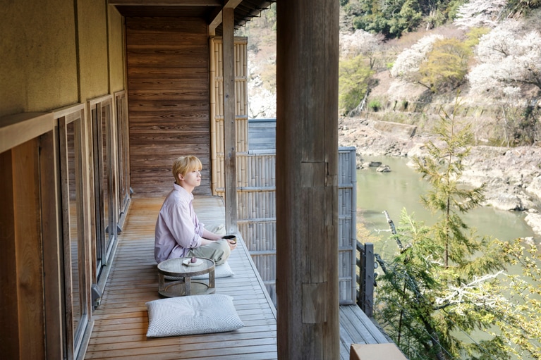 「空中茶室」で茶を味わい、自然に耳を傾ける豊凡さん。