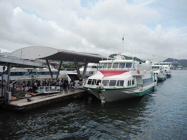 こちらが今回乗船した高速フェリー(ジェットフォイル)。1日2～7便が運航。