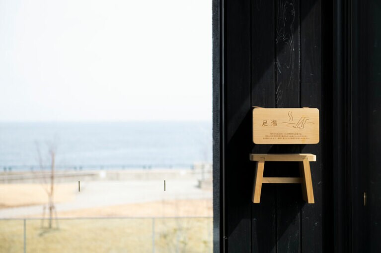 大海原に面した「足湯」。建物は東に向いているので、翌朝の日の出が楽しみ。