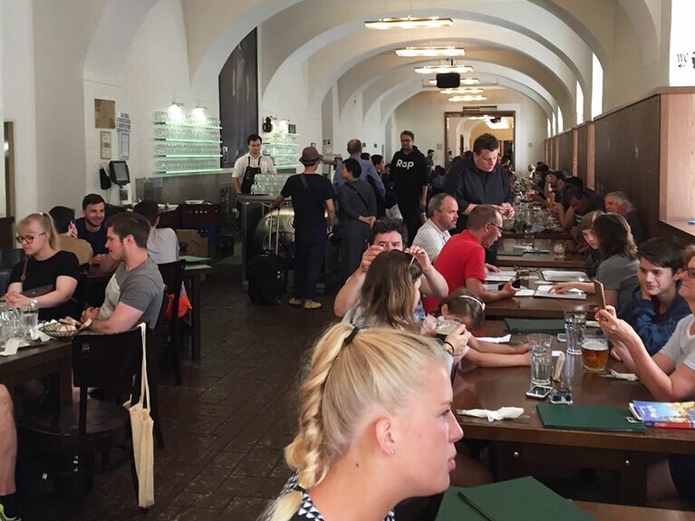 金曜日のお昼ですが、「ロカール」はビールで一杯という人で満席。