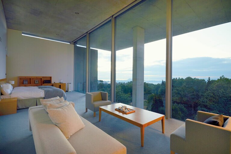 【瀬戸内リトリート青凪】オリジナルのフルフラット寝湯付き半露天温泉スイート。