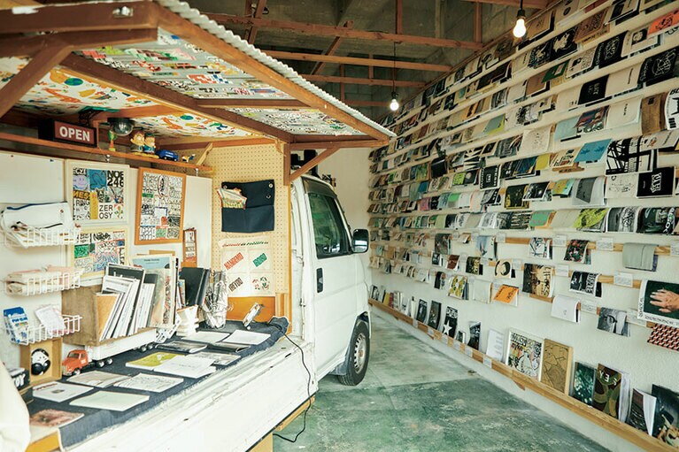 【SIDE CORE「Okinawa North-End Pop Uppers」】ストリート文化と現代美術の橋渡しを行うユニットSIDE COREが複合展示をディレクション。写真は、アーティスト「STANG」が自ら集めたZINEの展示・交換会を行なう企画。