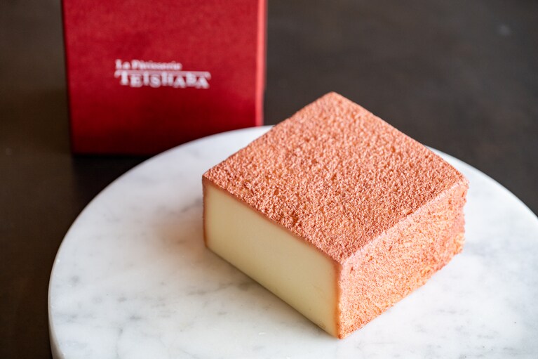 【Departure】12:00 帰り際には「La Pâtisserie TEISHABA」へ。ホテルパティシエ監修の「赤レンガのチーズケーキ」をぜひ。2,500円～。