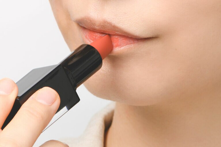 下唇の中央から色をのせる。