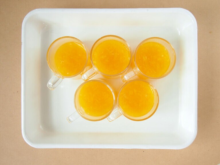 (6) 粗熱が取れたら器に盛り付け、ミントを散らして完成です。