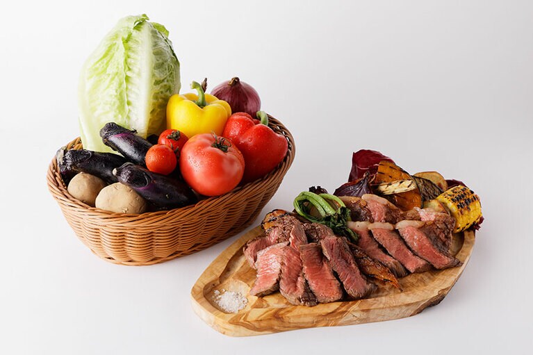 左から：野菜のグリル アンチョビソース 880円、石垣牛 赤身肉のグリル 150g 2,900円／FROM FARM