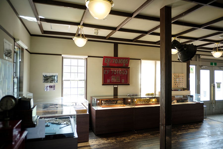 敦賀鉄道資料館では、敦賀の鉄道の歴史を紹介する資料や列車模型などを展示している。敦賀港の歴史や観光のPR館としても利用されている。