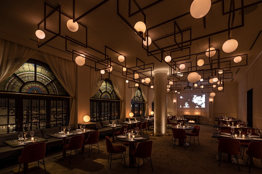 レストラン「THE BALL」。昭和初期から残るステンドグラスが、見事に現代の感性とマッチし、幻想的な空間を造り出している。日中は、夜とはまた違った表情を見せる。