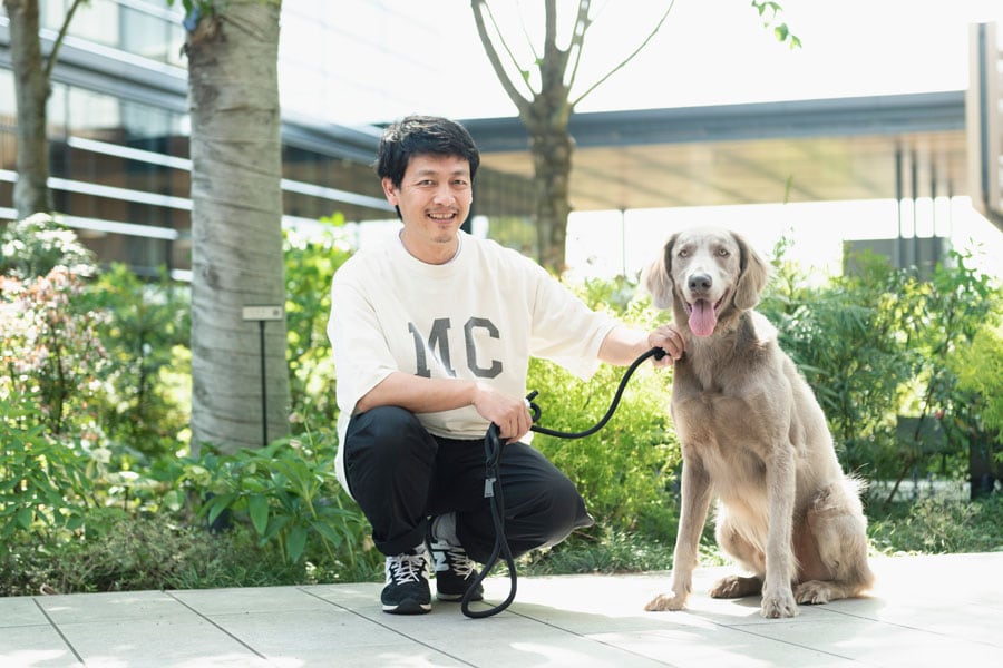 ムラコ代表の村上卓也さんと愛犬のグリ。