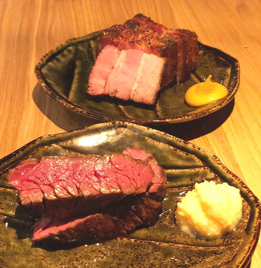 和牛ハラミの炭火焼き(1900円)は生姜醤油で。奥は、ベーコン黒胡椒焼き(800円)。
