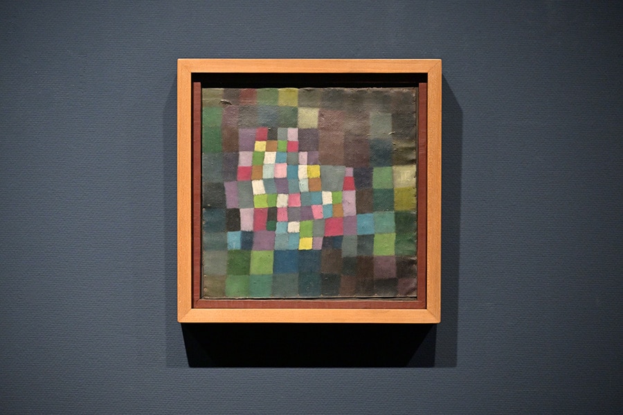 パウル・クレー《花ひらく木をめぐる抽象》（1925年）。MOMATでは、画家でありバウハウスで教鞭をとったクレーの作品を多数所蔵。