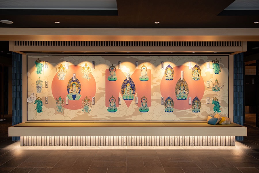 「OMO3 京都東寺」のエントランスを入るとまず目に入る、東寺の立体曼荼羅をモチーフにしたアートワーク「まんだらアート」。