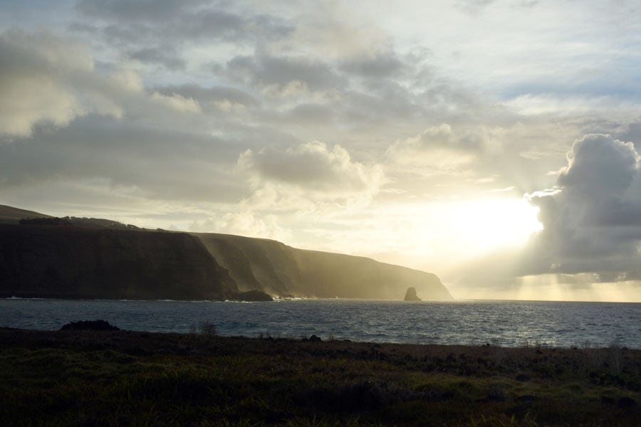 雲間から光が差す“ジェイコブス・ラダー”も、イースター島で見ると壮大に感じます。