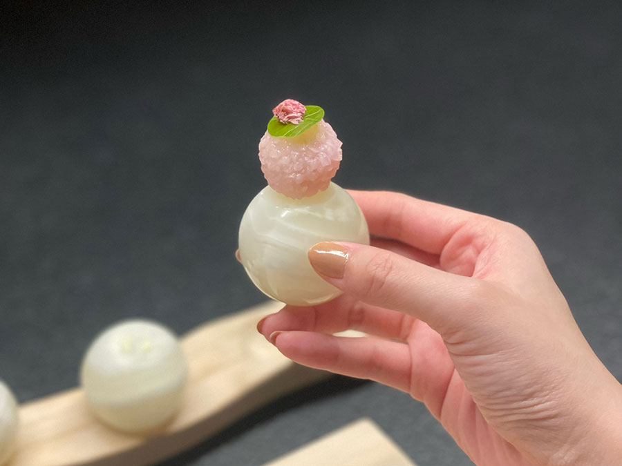 下に置いている大理石を持って、ひと口でいただくのがおすすめ。桜餅のひと品はやさしい甘さが印象的な逸品。