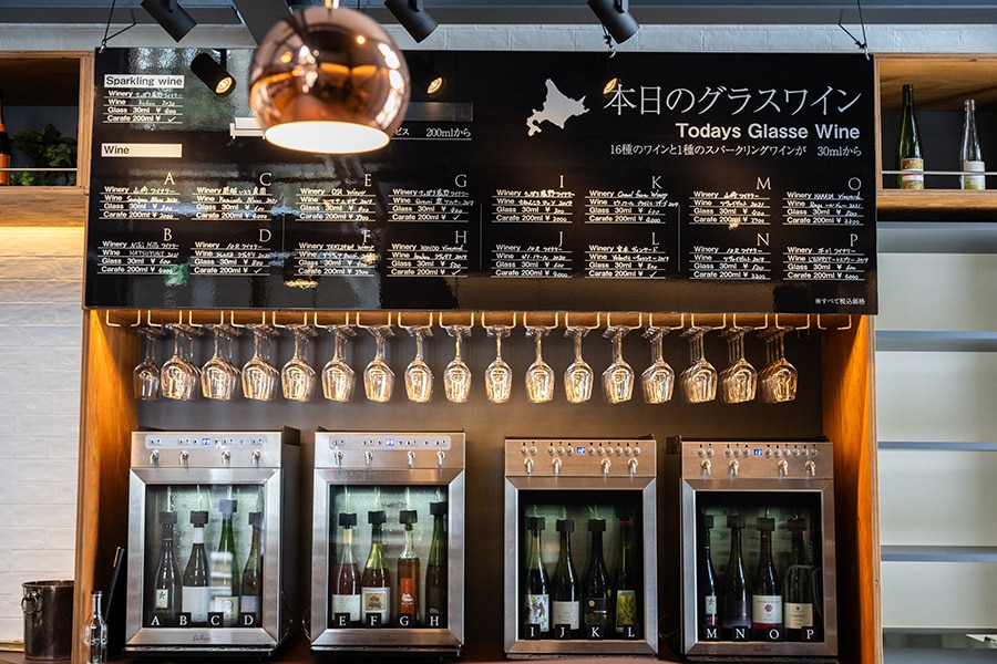 16種の北海道ワインをサーバから注いで、飲み比べを楽しめる「TOMAMU Wine House」。グラスワイン（30ml）300円～。