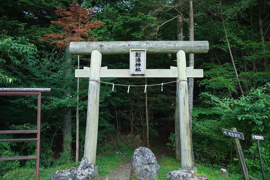 「剗海神社」の鳥居の奥には深い森が広がっている。