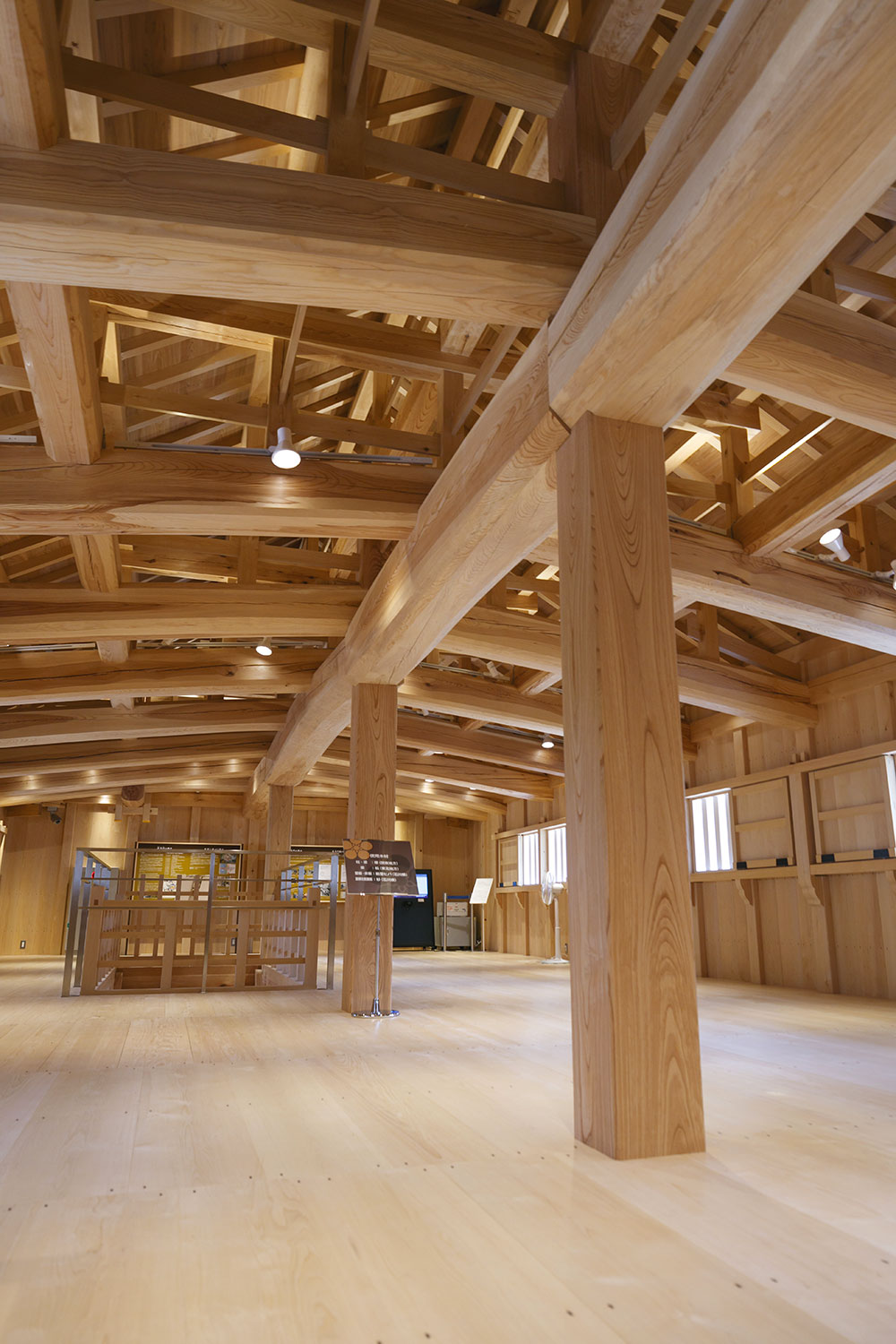 能登ヒバをはじめ、石川県産材を多用して復元された鼠多門内部。