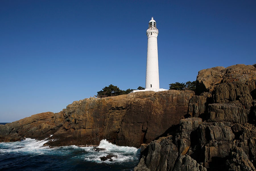 日御碕灯台は「世界各国の歴史的に特に重要な灯台100選」に選出され、日本一の高さを誇ります。©公益社団法人 島根県観光連盟