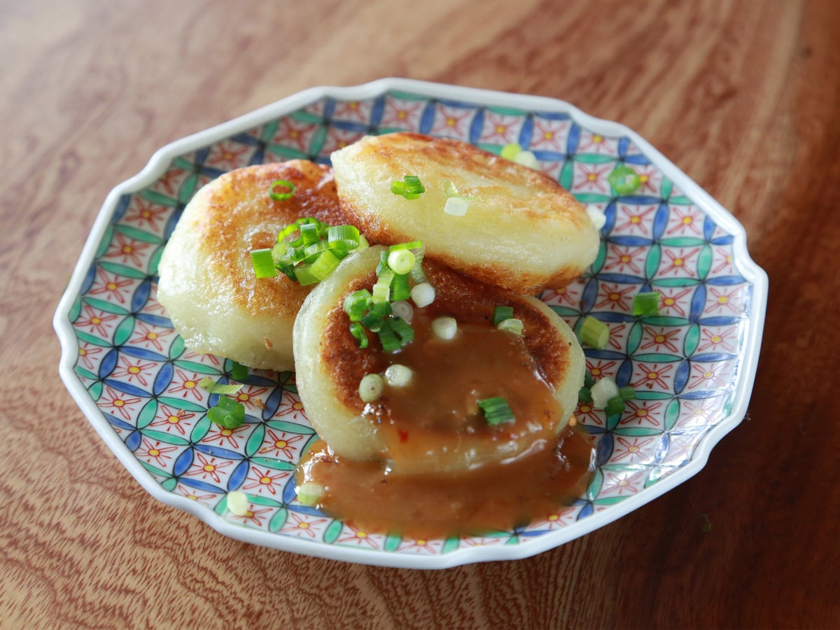 片栗粉を加えて丸めて焼くだけ 新じゃがのもっちり焼き団子レシピ 自分にも地球にも優しい 週1回ベジ食 のすすめ