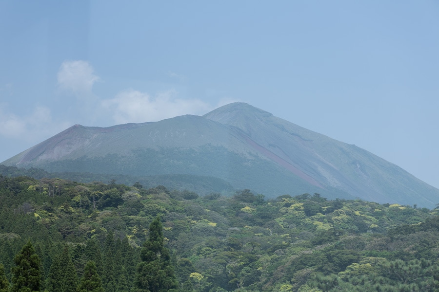 501からは、天孫降臨でニニギが降り立ったといわれる高千穂峰の山頂が望める。