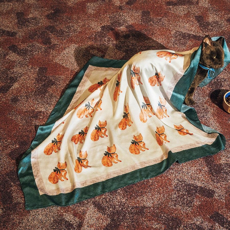 シルクサテンスカーフ オレンジ猫 100×100cm 19,360円／H.P.FRANCE