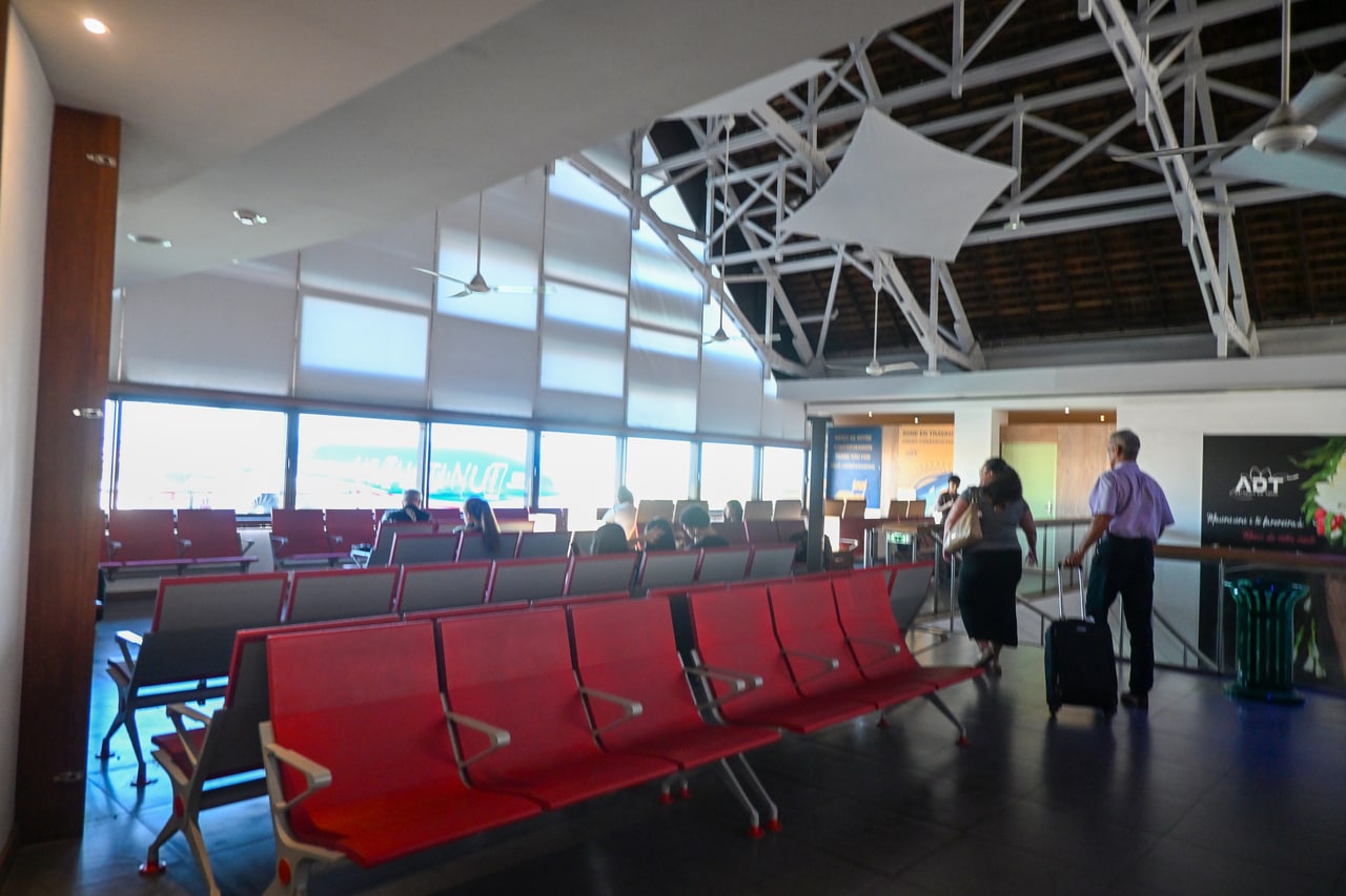 帰りの空港内の待合は2階へ移動すると、比較的空いています。