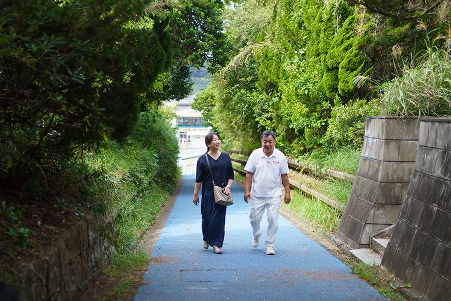 灯台までは港からさらに長い坂道を徒歩でのぼる必要が……。