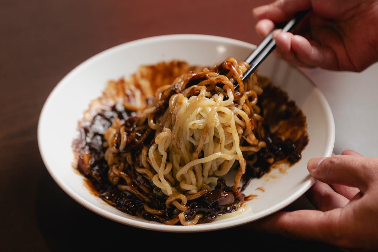 食べる前に、ソースと麺をしっかり混ぜるのが正解。