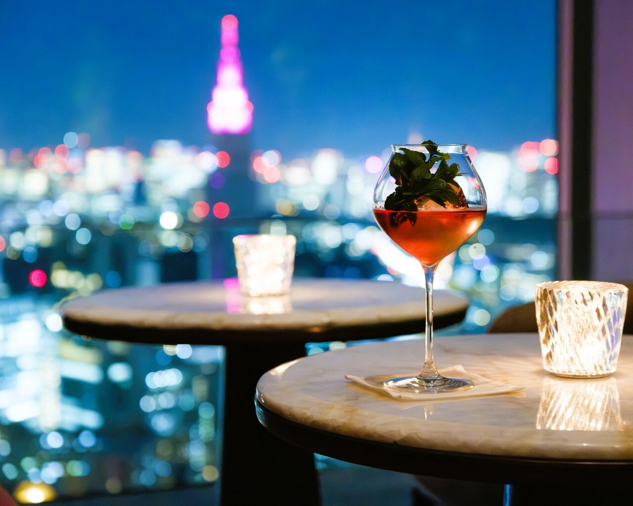 「ピーク バー」は、いっそう居心地のよい空間に。シグネチャーカクテルを片手に贅沢なチルタイムを。