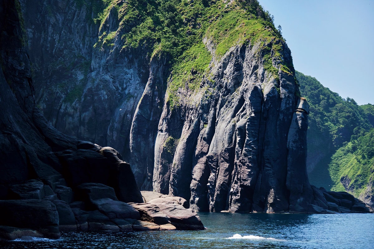 海底火山が隆起して誕生した知床半島。写真は「象の鼻」と呼ばれている崖。