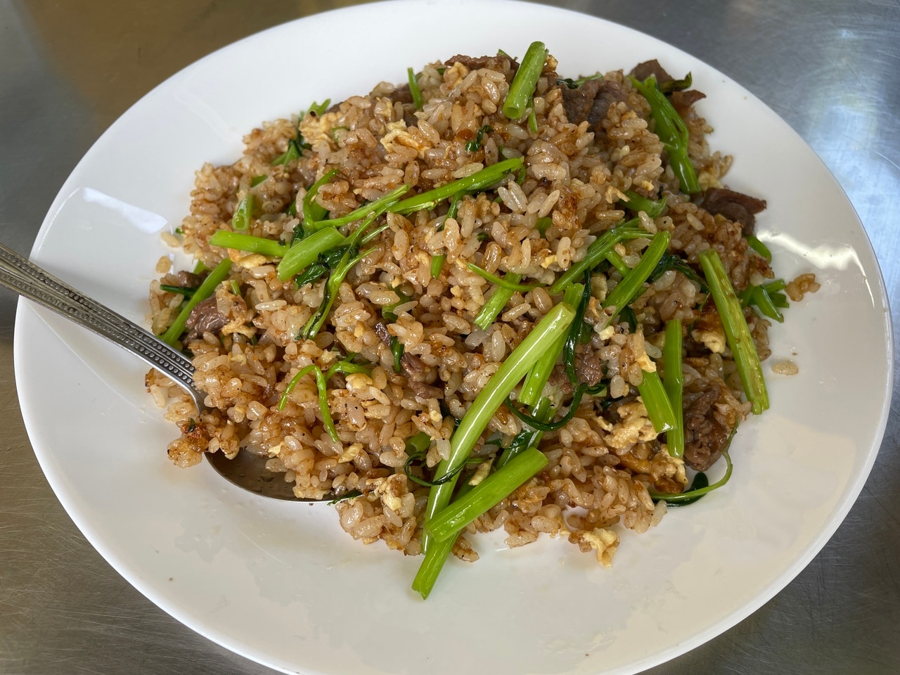 牛肉以外のチャーハンは、＋20元で野菜のトッピングを追加できます。