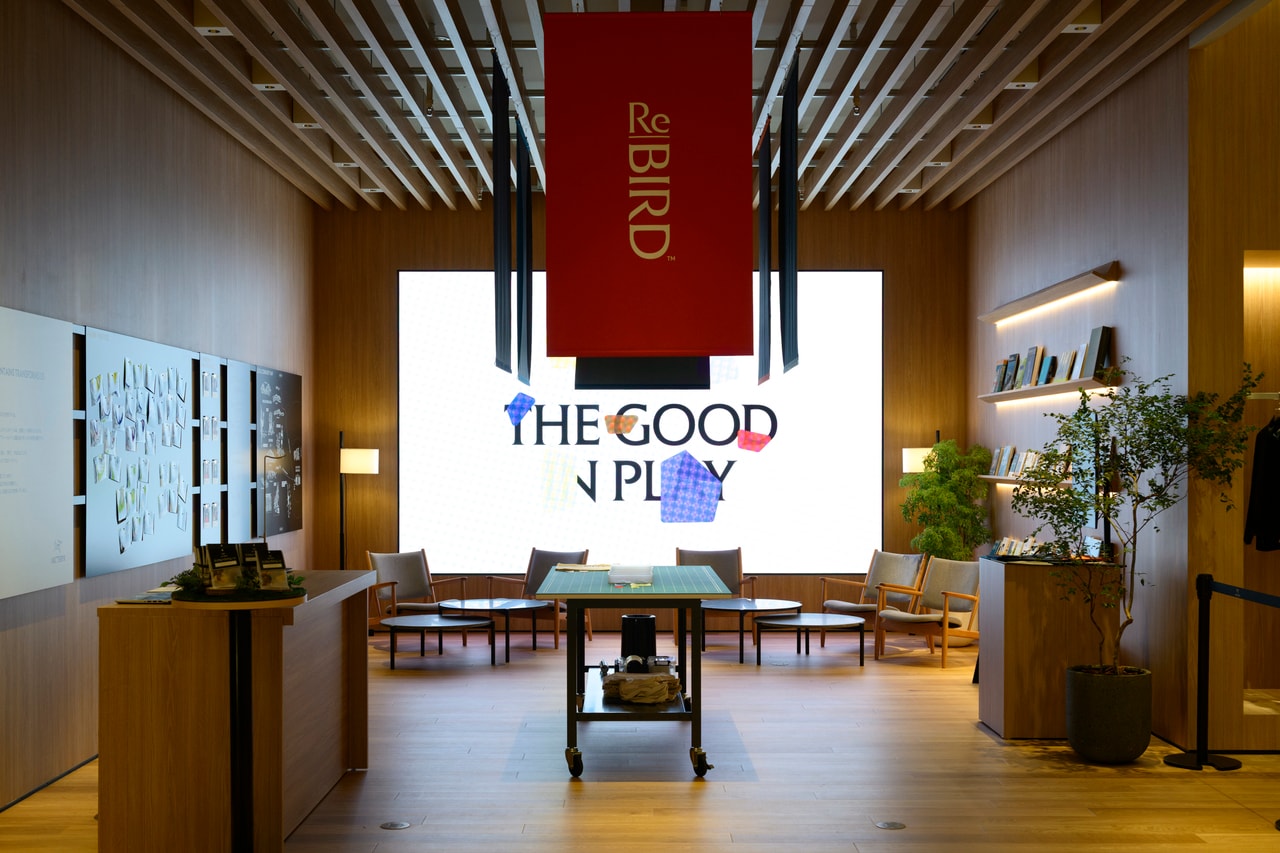 コーヒー片手にくつろげる開けた空間。スタッフやイベント参加者と山の思い出を共有したり、今後の旅の計画に考えを巡らせたりして、ゆったり過ごせそう。ボードには今後予定されているイベント情報が記されているので、要チェック！