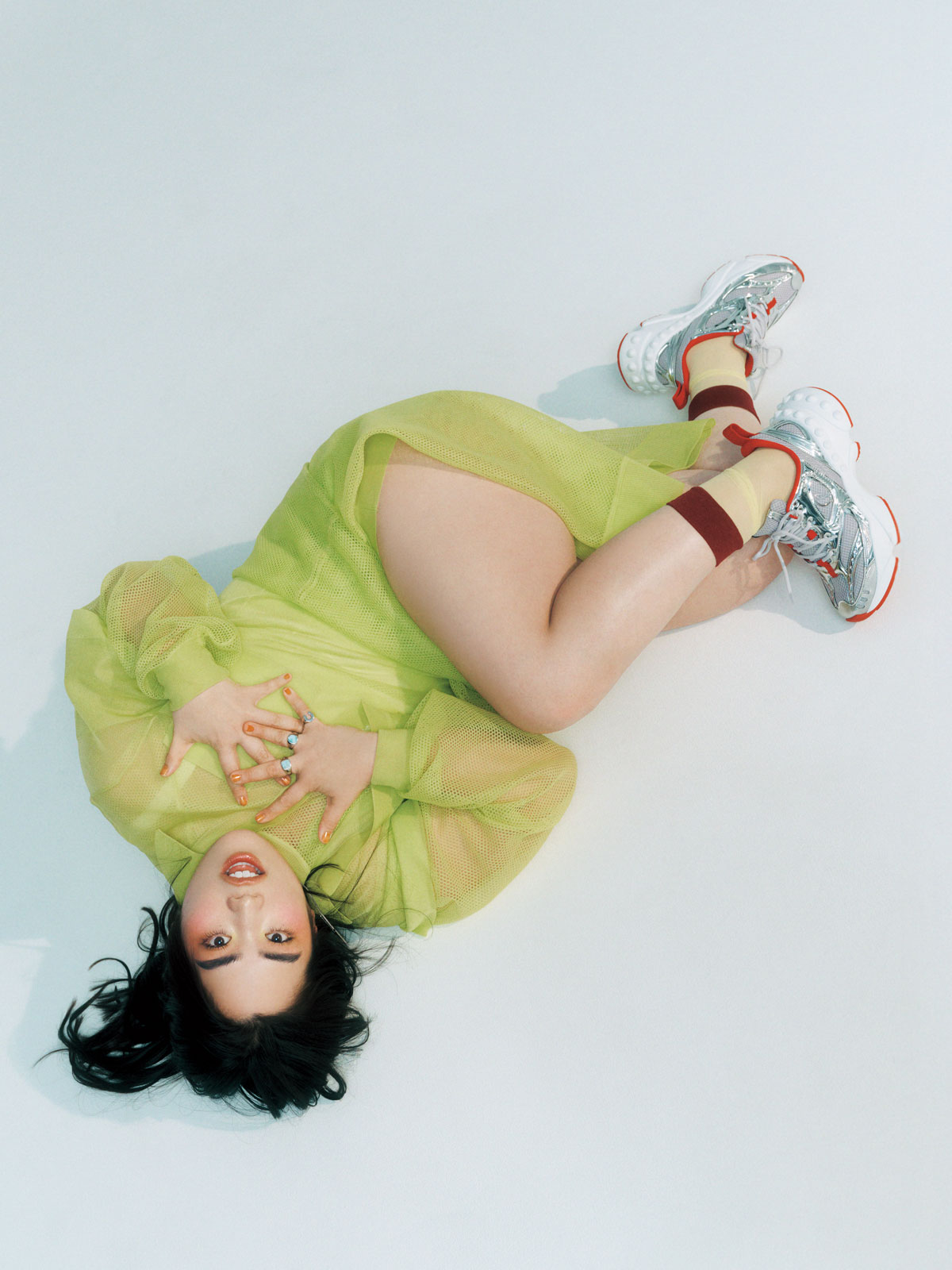 ゆりやんレトリィバァさん：オールインワン141,900円、中に着たメッシュトップス 62,700円、中に着たタンクトップ 60,500円、腰に巻いたメッシュトップス 66,000円／すべてアンテプリマ（アンテプリマジャパン） シューズ 176,000円／クリスチャン ルブタン（クリスチャン ルブタン ジャパン） ソックス／スタイリスト私物 イヤカフ 30,300円、ネックレス 52,700円、リング（中指、薬指ともに）各63,900円（3/9発売予定）、リング（小指）47,900円／すべてトムウッド（トムウッド 青山店）