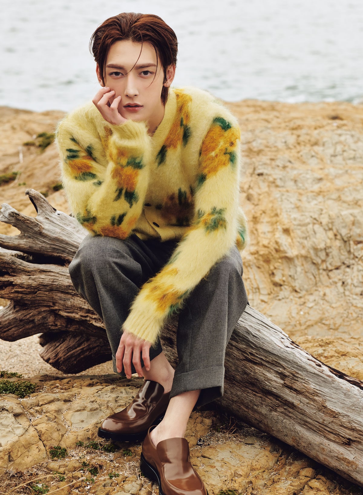 ROIさん。カーディガン 429,000円、パンツ 272,800円、シューズ 184,800円／ジル サンダー（ジルサンダージャパン）