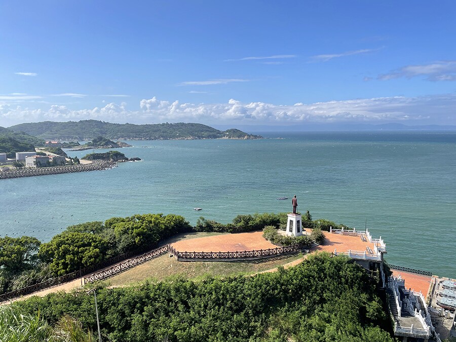 枕戈待旦紀念（記念）公園からは南竿島の漁港が一望できます。下に立つのは、蒋介石の銅像。