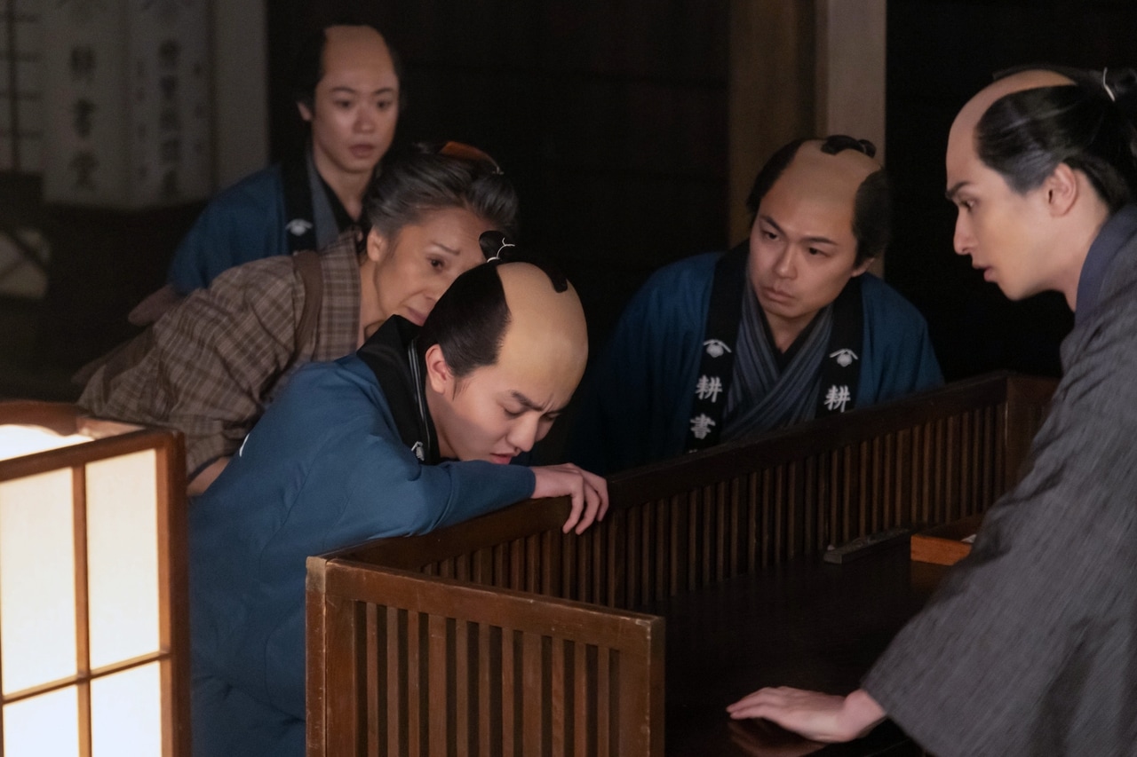 大河ドラマ『べらぼう～蔦重栄華乃夢噺～』第47回「饅頭こわい」の場面カット。（C）NHK