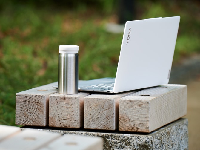 スタイリッシュで頼れるパートナー LenovoのノートPC〈Yoga〉を 芥川賞
