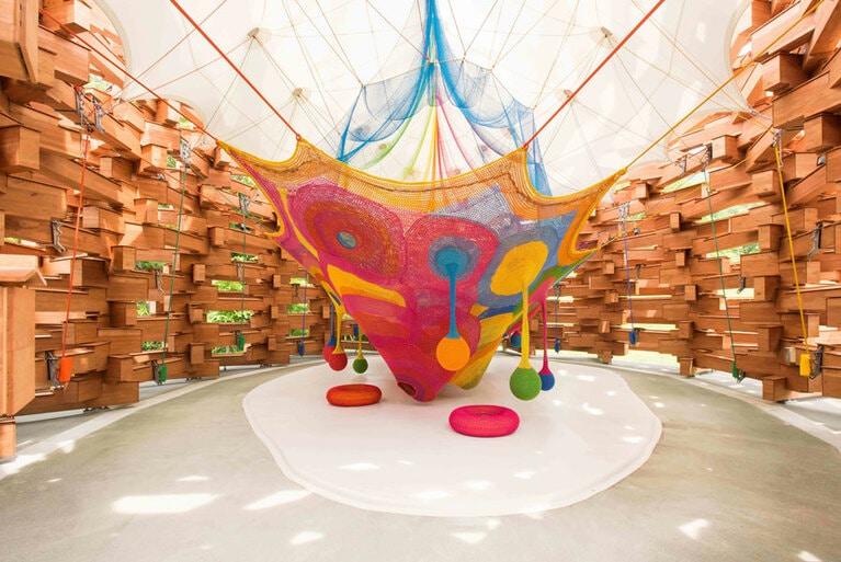 木造ドームの中にしつらえられた「ネットの森」。