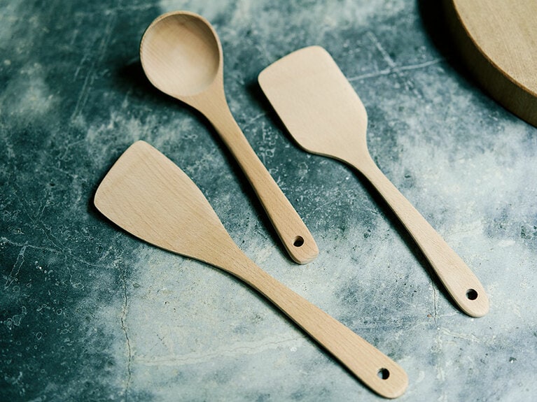 左から：木べら 100元 L32.5×W8.8㎝、おたま 130元 H26.5×W7.8㎝、木べら 100元 L30.5×W7.7㎝