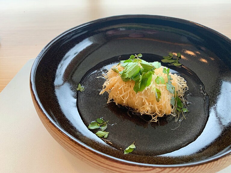 真鱈の白子をカダイフ(トルコの極細麺)で包んでアロゼ(フライパンで油をかけながら焼く)したものを、月桃と生姜のソースでいただく。衣のカリッとした食感とふんわりした白子の食感も楽しい。