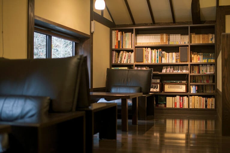 【旅館 山河】食事処の上の図書室兼談話室「温故知新」。ロビーの喫茶コーナーから飲み物をオーダーできる。Photo: Hiroshi Mizusaki