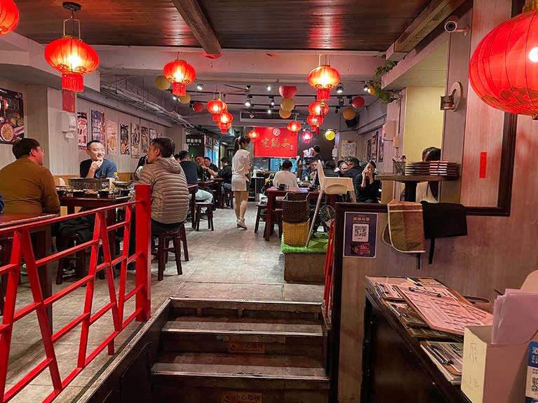 赤を基調とした店内には提燈が吊るされ、SNS映えしそうです。