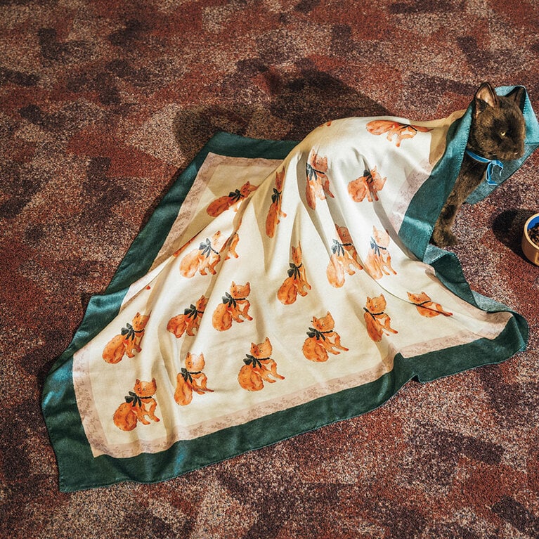 シルクサテンスカーフ オレンジ猫 100×100cm 19,360円／H.P.FRANCE