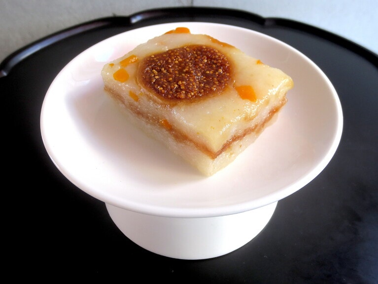 イチヂクの風味と食感が楽しい「イチジク チャルトック」380円。チャルトックは、もち米で作ったお餅。