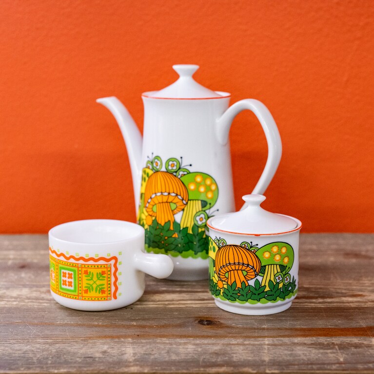 1970年代のマッシュルームコーヒーポット52ドル、シュガーポット22ドル、ミルクポット7ドル。
