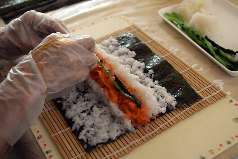 太巻き寿司つくり。立体的思考が不得意だと、何をやっているのか、この段階ではわかりません。