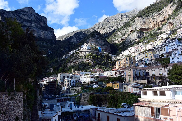 スケール感のある岩山が迫るポジターノ。